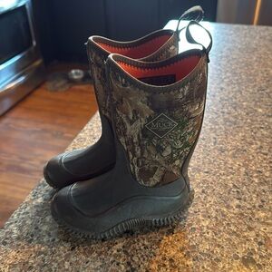 kids muck boots size 11
gently used 
great condition 
smoke free home